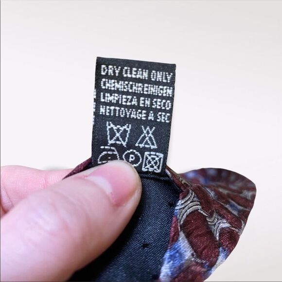 OUTLINE | Maroon Geometric Silk Tie - Picture 6 of 6